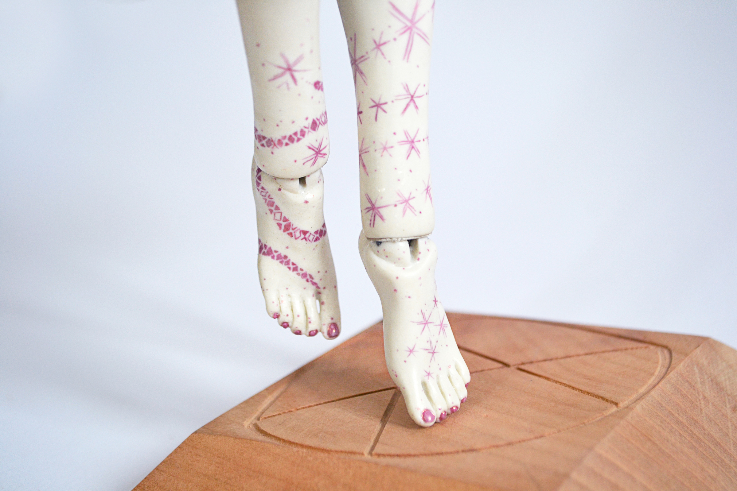 dragostea-art-bjd-alice-doll-feet-closeup-foot-porcelain